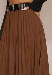 Renee - Ciemnobrązowa Spódnica Plisowana z Paskiem Nanie. Kolor: brązowy. Materiał: dzianina. Sezon: zima