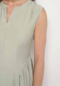 Born2be - Zielona Wiskozowa Sukienka o Rozkloszowanym Kroju Lirice. Okazja: na co dzień. Kolor: zielony. Materiał: wiskoza. Typ sukienki: proste. Styl: klasyczny, casual, elegancki