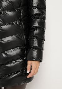 Born2be - Czarna Długa Pikowana Kurtka z Odpinanym Futerkiem i Sznurkami Rinnarae. Okazja: na spacer, na co dzień. Typ kołnierza: kaptur. Kolor: czarny. Materiał: futro. Długość: długie. Styl: casual, elegancki #2