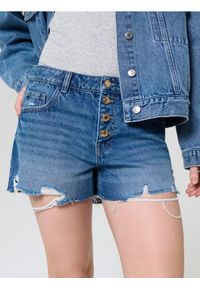 Sinsay - Szorty jeansowe mid waist z przetarciami - niebieski. Kolor: niebieski. Materiał: jeans #1