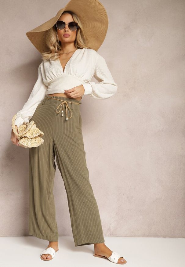 Renee - Ciemnozielone Spodnie Regular w Prążki High Waist Sallamia. Okazja: na co dzień. Stan: podwyższony. Kolor: zielony. Materiał: tkanina. Wzór: prążki. Styl: casual, klasyczny, elegancki