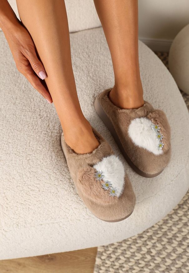 Renee - Ciemnobeżowe Kapcie na Platformie Ozdobione Cyrkoniami i Serduszkiem Laonaya. Okazja: na co dzień, do domu. Zapięcie: bez zapięcia. Kolor: beżowy. Materiał: jeans. Wzór: aplikacja. Obcas: na platformie. Styl: casual