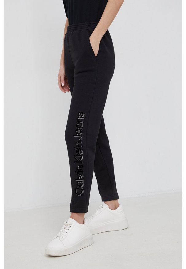 Calvin Klein Jeans Spodnie J20J217752.PPYY damskie kolor czarny z nadrukiem. Kolor: czarny. Wzór: nadruk