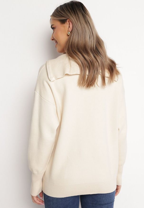 Born2be - Beżowy Sweter z Golfem Zapinanym na Zamek Tihanas. Typ kołnierza: golf. Kolor: beżowy. Materiał: materiał. Wzór: jednolity