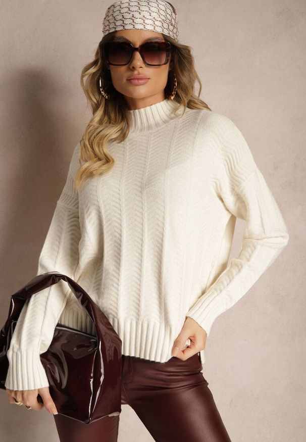 Renee - Jasnobeżowy Sweter Półgolf z Ozdobnym Tłoczeniem Porttis. Kolor: beżowy. Sezon: zima