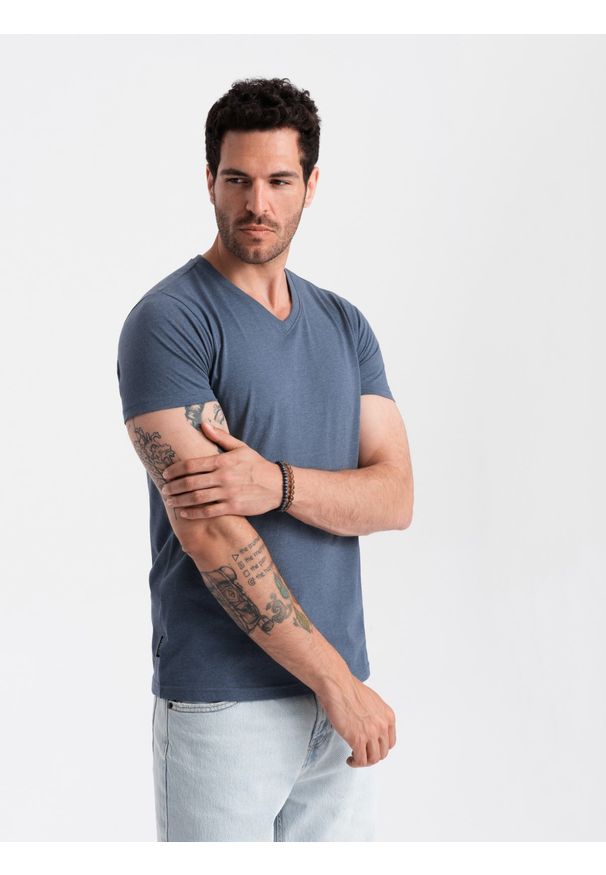 Ombre Clothing - Męska klasyczna bawełniana koszulka z dekoltem w serek BASIC – niebieski melanż V18. Typ kołnierza: dekolt w serek. Kolor: niebieski. Materiał: bawełna. Wzór: melanż. Styl: klasyczny