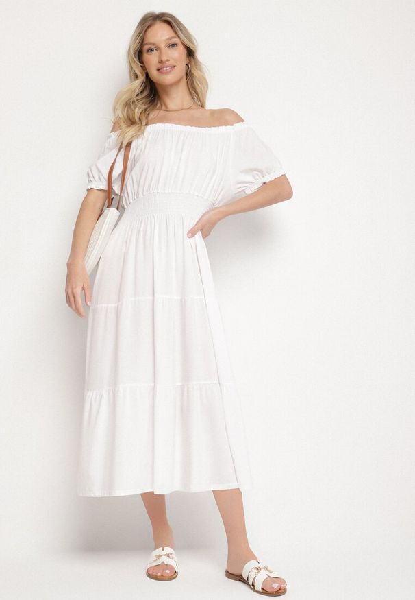 Born2be - Biała Sukienka o Rozkloszowanym Kroju z Dekoltem Typu Łódka Miranea. Okazja: na co dzień. Kolor: biały. Materiał: jeans. Typ sukienki: rozkloszowane, proste. Styl: klasyczny, casual