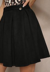 Renee - Czarna Rozkloszowana Spódnica z Ekozamszu z Plisami w Stylu Preppy Sealia. Okazja: do pracy. Kolor: czarny. Styl: klasyczny, elegancki, wizytowy
