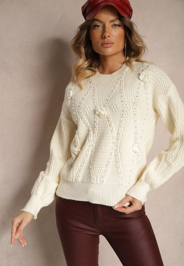 Renee - Jasnobeżowy Sweter z Bawełną Ozdobiony Kwiatkami 3D i Perełkami Noraleth. Okazja: na co dzień, na spotkanie biznesowe. Kolor: beżowy. Materiał: bawełna. Wzór: aplikacja, kwiaty. Styl: biznesowy, elegancki, casual