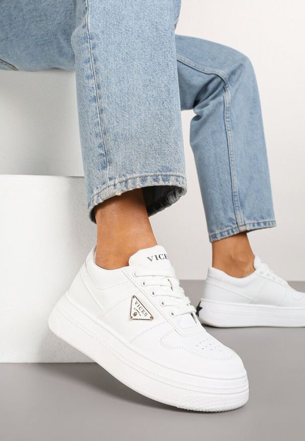 Born2be - Białe Sneakersy Vices na Grubej Podeszwie z Geometryczną Ozdobą i Perforacją Karvesa. Okazja: na co dzień. Kolor: biały. Materiał: jeans. Wzór: aplikacja, geometria