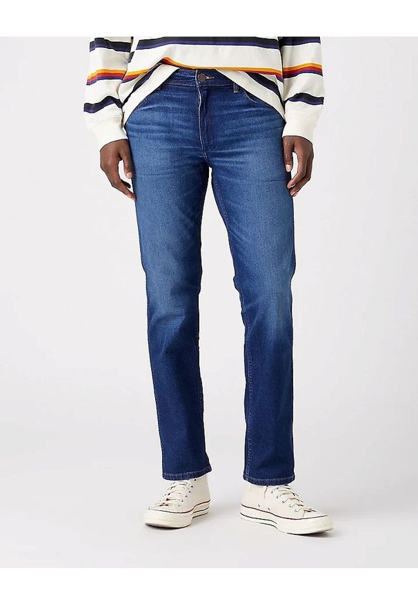 Wrangler - WRANGLER GREENSBORO MĘSKIE SPODNIE JEANSOWE MOUNTAIN SOUL W15QU822O 112321407
