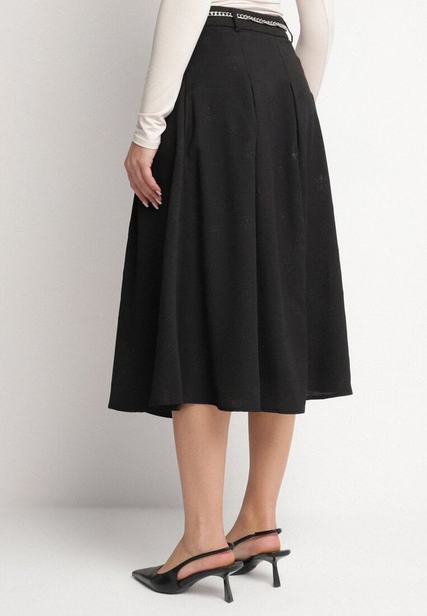 Born2be - Czarna Rozkloszowana Spódnica z Wiskozą Wysokim Stanem i Łańcuszkiem Tolienna. Okazja: na co dzień. Stan: podwyższony. Kolor: czarny. Materiał: wiskoza. Styl: casual, elegancki, klasyczny