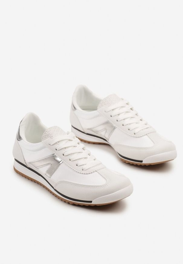 Renee - Białe Sneakersy Ozdobione Geometrycznym Motywem Clevandra. Okazja: na co dzień. Kolor: biały. Materiał: jeans. Szerokość cholewki: normalna. Wzór: geometria, aplikacja