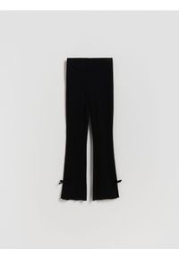 Reserved - Prążkowane spodnie z kokardkami - czarny. Kolor: czarny. Materiał: prążkowany #1
