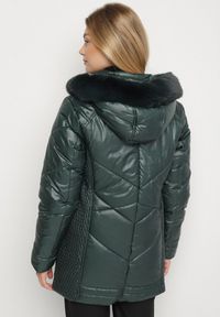 Born2be - Ciemnozielona Kurtka z Pikowanymi Przeszyciami i Kapturem z Futerkiem Vevea. Okazja: na spacer, na spotkanie biznesowe, do pracy, na co dzień. Kolekcja: plus size. Kolor: zielony. Materiał: futro. Styl: elegancki, biznesowy, casual