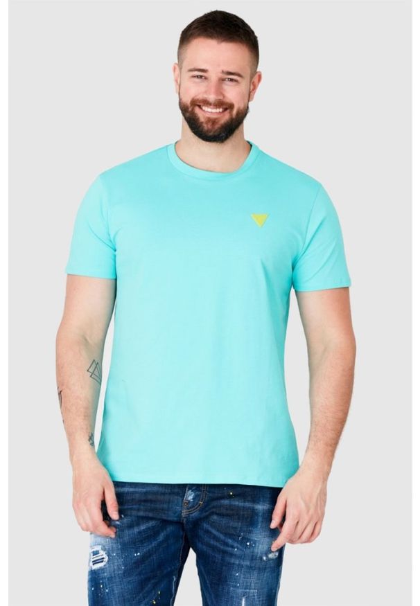 Guess - GUESS Turkusowy t-shirt męski z żółtym logo, Rozmiar S. Kolor: niebieski. Wzór: aplikacja