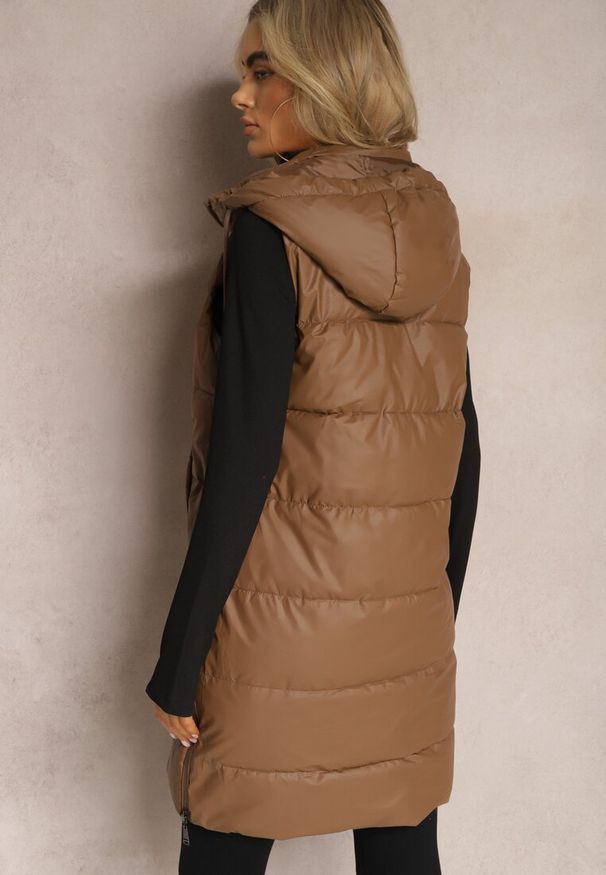 Renee - Brązowa Długa Kamizelka z Pikowaniem i Obustronnym Suwakiem Wetessa. Kolor: brązowy. Długość: długie