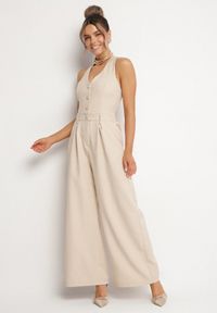 Born2be - Beżowy Kombinezon Taliowany Ozdobiony Guzikami Niladwenna. Kolor: beżowy. Wzór: aplikacja. Styl: elegancki #1