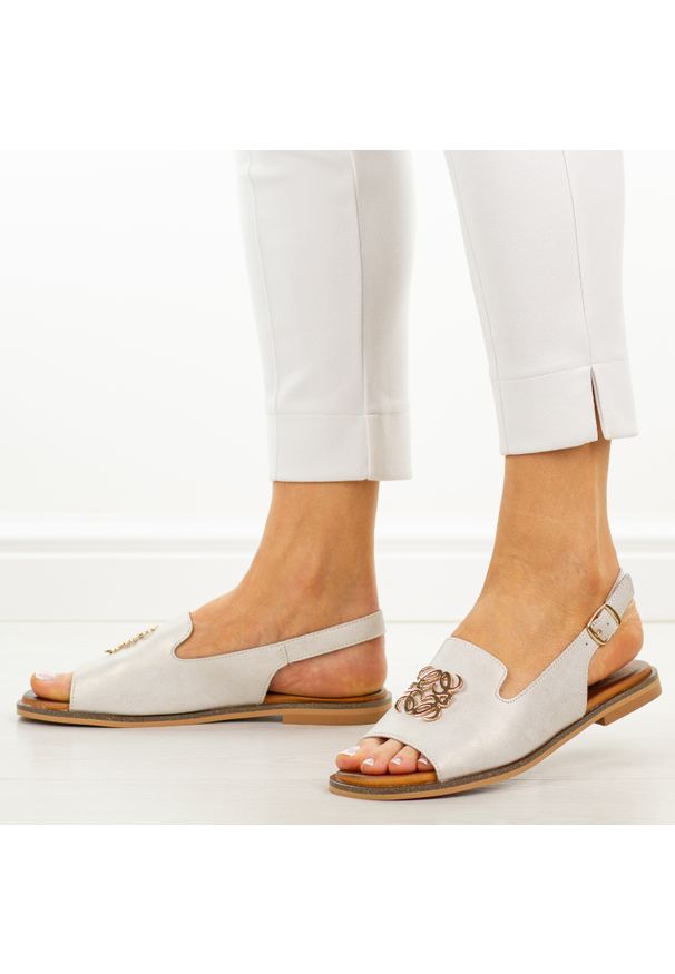 Złote skórzane płaskie sandały damskie Cambell 19453. Okazja: na co dzień. Zapięcie: pasek. Kolor: złoty. Materiał: skóra. Wzór: aplikacja. Sezon: wiosna, lato. Obcas: na płaskiej podeszwie. Styl: elegancki, casual