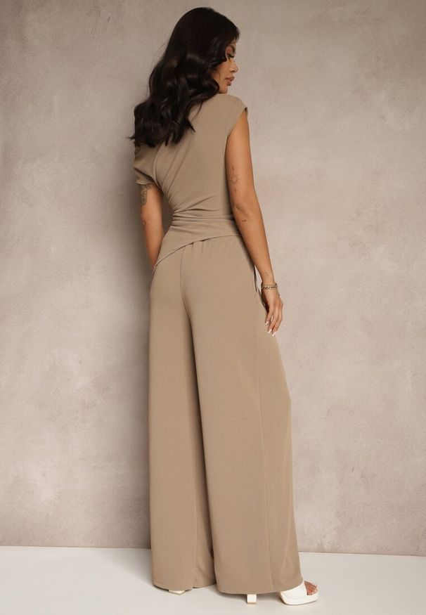 Renee - Jasnobrązowy Komplet Spodnie o Szerokim Kroju i Asymetryczna Bluzka z Marszczeniem Nitara. Kolor: brązowy