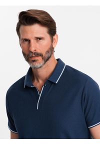 Ombre Clothing - Koszulka męska polo z dzianiny pique bez guzików - granatowa V3. Okazja: do pracy, na co dzień. Typ kołnierza: polo. Kolor: niebieski. Materiał: dzianina. Wzór: aplikacja, ze splotem, paski. Styl: klasyczny, sportowy, wizytowy, casual #9