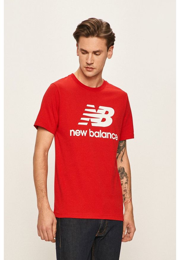 New Balance - T-shirt. Okazja: na co dzień. Kolor: czerwony. Materiał: dzianina. Wzór: nadruk. Styl: casual