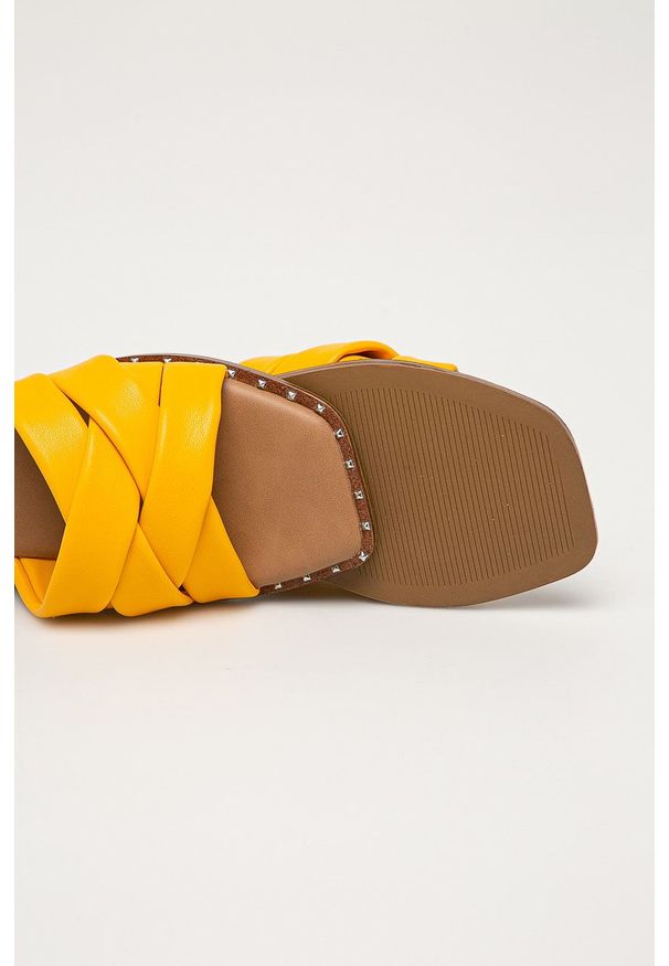 Steve Madden - Klapki skórzane Terron. Kolor: żółty. Materiał: skóra. Wzór: gładki. Obcas: na obcasie. Wysokość obcasa: niski