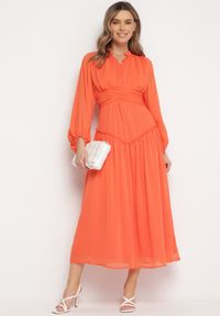 Born2be - Pomarańczowa Długa Sukienka Koktajlowa w Stylu Retro z Plisami i Stójką Leowia. Typ kołnierza: kołnierzyk stójkowy. Kolor: pomarańczowy. Styl: wizytowy, retro. Długość: maxi #7