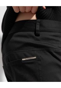 Les Hommes - LES HOMMES - Czarne spodnie z przeszyciami. Kolor: czarny. Materiał: bawełna, elastan #3