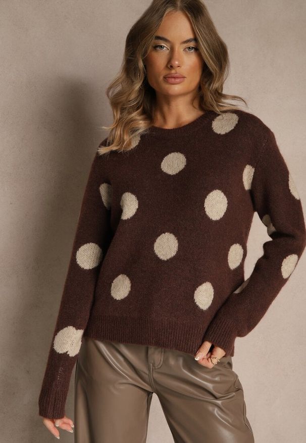 Renee - Brązowy Sweter z Wełną o Prostym Kroju w Grochy Fenilevia. Kolor: brązowy. Materiał: wełna. Długość rękawa: długi rękaw. Długość: długie. Wzór: grochy