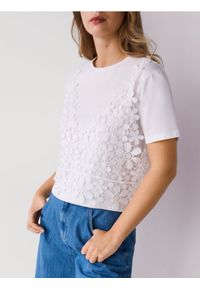 Reserved - T-shirt z szydełkowaną aplikacją - biały. Kolor: biały. Materiał: dzianina, bawełna. Wzór: aplikacja #1