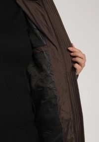 Born2be - Brązowa Długa Kurtka Pikowana z Kapturem i Bocznymi Suwakami Mevoressa. Okazja: na spacer, na co dzień. Typ kołnierza: kaptur. Kolekcja: plus size. Kolor: brązowy. Materiał: dzianina, jeans, poliester. Długość: długie. Styl: casual #7