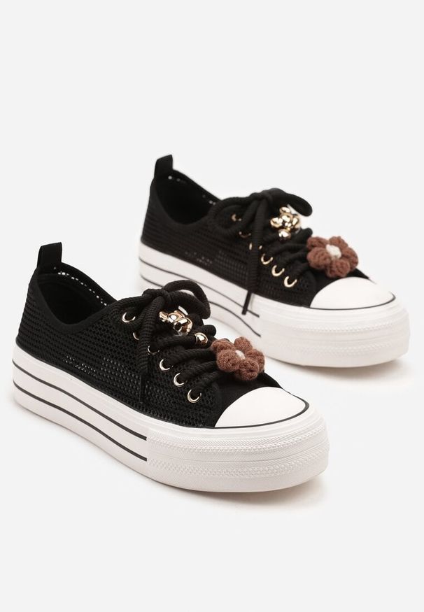 Born2be - Czarne Ażurowe Trampki na Grubej Podeszwie z Ozdobami 3D Onivetta. Okazja: na co dzień. Kolor: czarny. Materiał: jeans. Wzór: aplikacja, ażurowy. Styl: klasyczny, casual