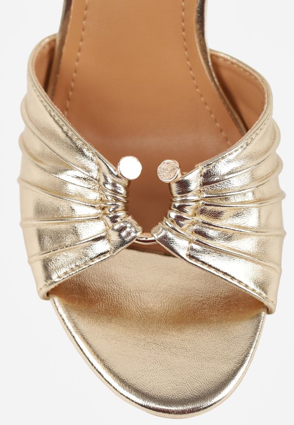 Born2be - Złote Sandały na Szpilce VICES z Marszczeniem i Metaliczną Aplikacją Nemenoe. Okazja: na co dzień, na wesele, na ślub cywilny. Zapięcie: pasek. Kolor: złoty. Wzór: aplikacja. Obcas: na szpilce. Styl: elegancki, klasyczny, casual