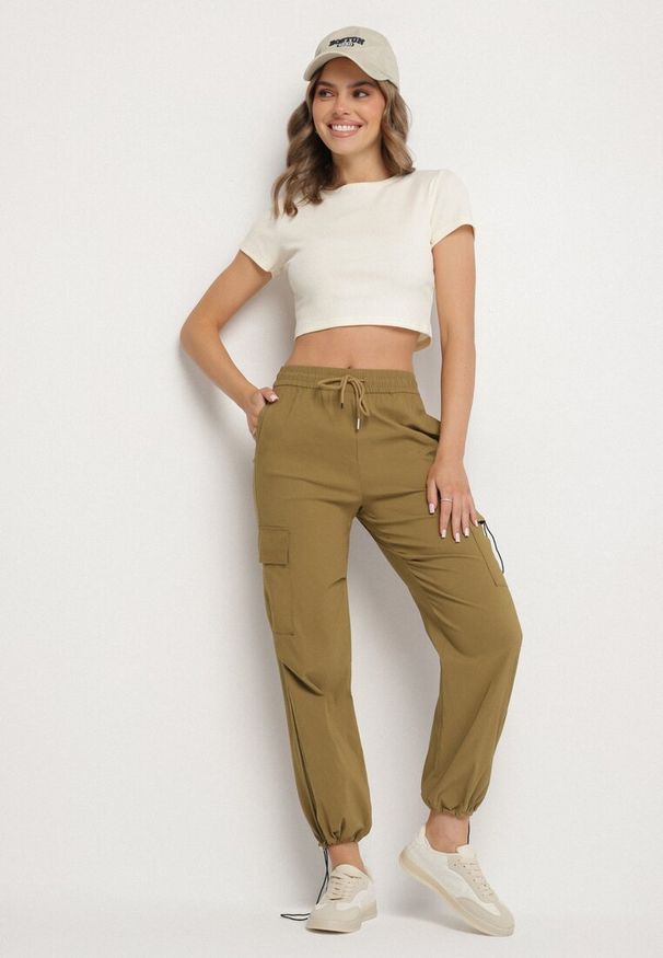 Born2be - Zielone Spodnie Cargo z Bawełną i Wysokim Stanem Janoviera. Okazja: na co dzień, na spacer. Stan: podwyższony. Kolor: zielony. Materiał: bawełna. Styl: elegancki, klasyczny, casual