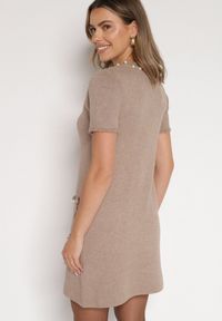 Born2be - Beżowa Trapezowa Sukienka Sweterkowa Ozdobiona Perełkami Eletusa. Okazja: na co dzień. Kolor: beżowy. Wzór: aplikacja. Typ sukienki: trapezowe. Styl: casual, elegancki. Długość: midi #4