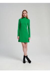 Sinsay - Sukienka mini ze stójką - zielony. Typ kołnierza: kołnierzyk stójkowy. Kolor: zielony. Materiał: włókno, materiał, skóra, wiskoza. Typ sukienki: trapezowe. Długość: mini