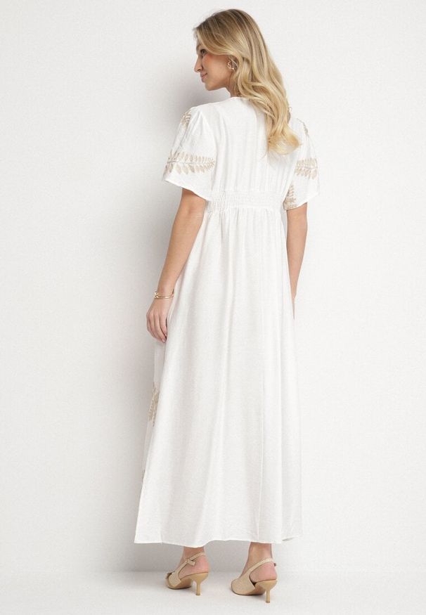 Born2be - Biała Wiskozowa Sukienka z Metalicznymi Haftami Helvesia. Okazja: na co dzień. Typ kołnierza: dekolt w kształcie V. Kolor: biały. Materiał: wiskoza. Wzór: haft. Styl: casual, elegancki