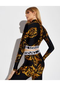 Versace Jeans Couture - VERSACE JEANS COUTURE - Top z barokowym nadrukiem. Kolor: czarny. Materiał: materiał. Długość rękawa: długi rękaw. Długość: długie. Wzór: nadruk