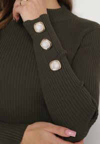 Born2be - Ciemnozielona Prążkowana Maxi Sukienka z Wiskozą Ozdobiona Guzikami i Rozcięciem Pollare. Kolor: zielony. Materiał: prążkowany, wiskoza. Wzór: aplikacja. Sezon: zima. Długość: maxi #3