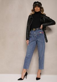 Renee - Niebieskie Jeansy Boyfriend High Waist Zdobione Naszywkami i Dodatkowym Paskiem Lyrila. Okazja: na co dzień. Stan: podwyższony. Kolor: niebieski. Wzór: aplikacja. Styl: casual, elegancki #1