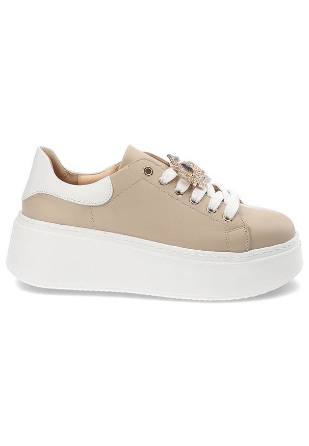 DAMISS - Beżowe Sneakersy Damiss Modne Obuwie Damskie Z Elegancką Broszką. Okazja: na co dzień. Kolor: biały. Materiał: skóra