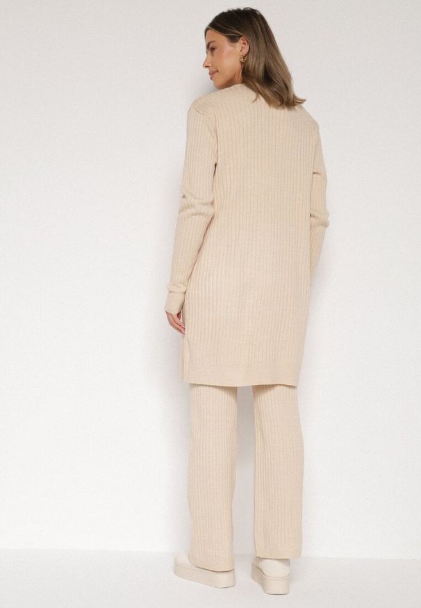 Born2be - Jasnobeżowy Komplet Dzianinowy z Bawełną Spodnie Kamizelka i Długi Kardigan Meviravia. Kolor: beżowy. Materiał: bawełna, dzianina