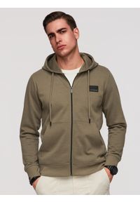 Ombre Clothing - Rozpinana bluza męska dresowa z kapturem i patchem – oliwkowa V4 - Rozmiar: XXL. Okazja: na co dzień, do pracy, na spacer. Typ kołnierza: kaptur. Kolor: oliwkowy. Materiał: dresówka. Styl: casual