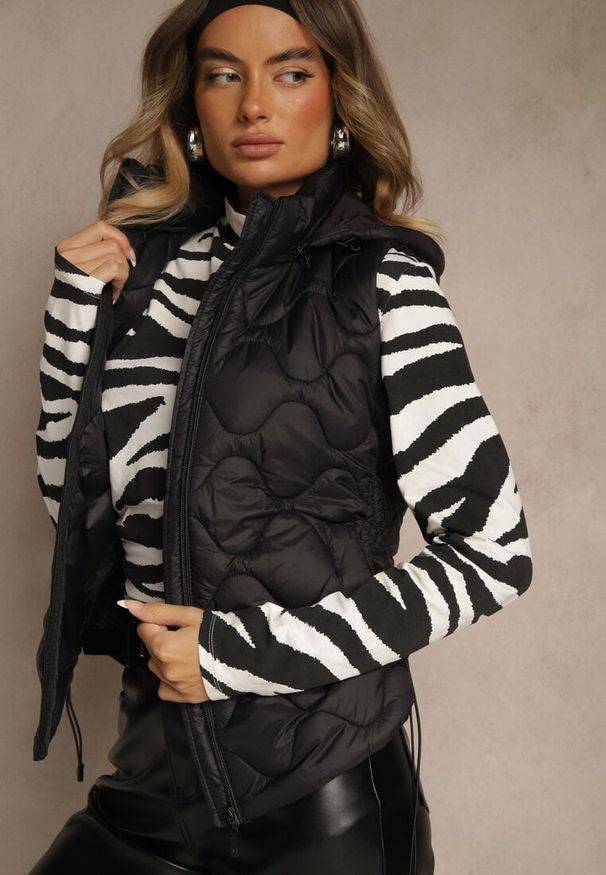 Renee - Czarna Kamizelka z Odpinanym Kapturem i Pikowanym Wzorem Tiozarе. Okazja: na co dzień. Kolor: czarny. Materiał: jeans. Sezon: jesień. Styl: casual