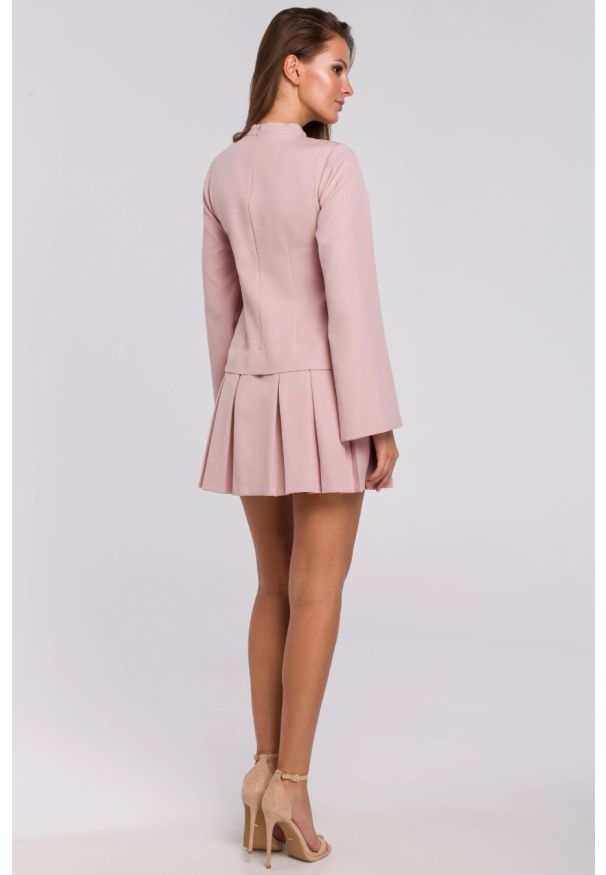 Sukienki.shop - Elegancka sukienka mini z kontrafałdami różowa. Typ kołnierza: kołnierzyk stójkowy. Kolor: czerwony, różowy. Sezon: lato. Typ sukienki: rozkloszowane. Styl: elegancki. Długość: mini