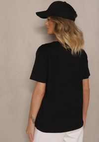 Renee - Czarny Bawełniany T-shirt Zdobiony Napisem z Cyrkonii Deleire. Okazja: na co dzień. Kolor: czarny. Materiał: bawełna. Wzór: napisy, aplikacja. Styl: klasyczny, elegancki, casual #4