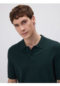 Reserved - Sweter polo z wiskozą - ciemnozielony. Typ kołnierza: polo. Kolor: zielony. Materiał: wiskoza #1