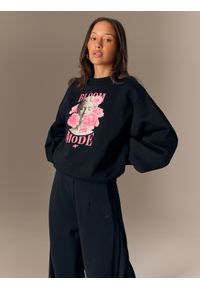 4f - 4F Bluza dresowa loose bez kaptura damska - czarna M. Okazja: na co dzień. Typ kołnierza: bez kaptura. Kolor: czarny. Materiał: dresówka. Wzór: nadruk. Styl: casual #2