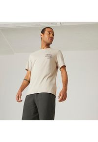 DOMYOS - Koszulka z krótkim rękawem męska Nyamba Gym & Pilates regular. Kolor: beżowy. Materiał: materiał, poliester, elastan, bawełna. Długość rękawa: krótki rękaw. Długość: krótkie. Sport: joga i pilates #1